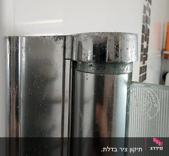 ציר מתכת של דלת זכוכית במקלחת